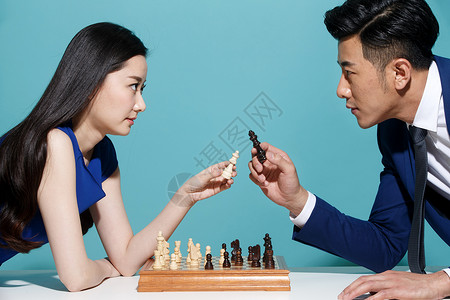 青年商务男女下象棋高清图片