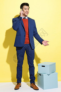 彩色包装盒彩色背景下的创意商务青年背景