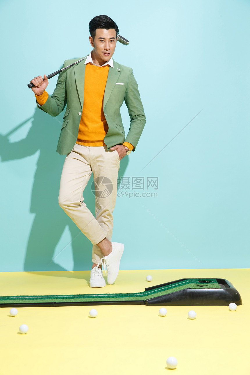 男人打高尔夫球图片