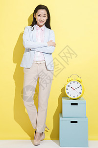 青年商务女士拿着钟表高清图片