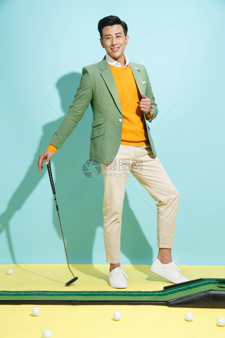 青年男人打高尔夫球图片