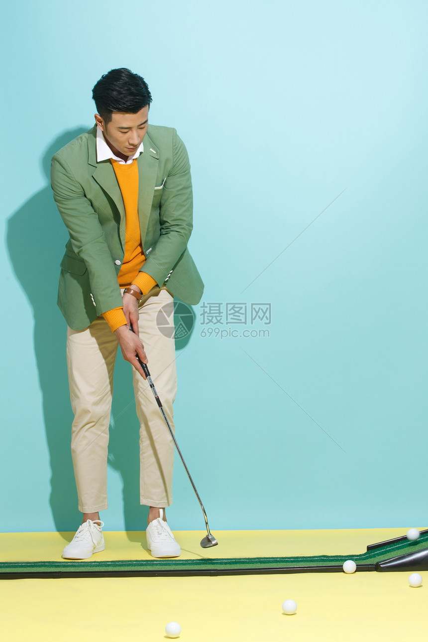 青年男人打高尔夫球图片