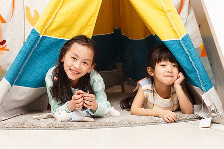 可爱的小女孩在帐篷里玩耍图片