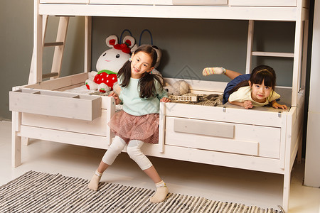 中国儿童慈善活动日设计可爱的小女孩在卧室玩耍背景