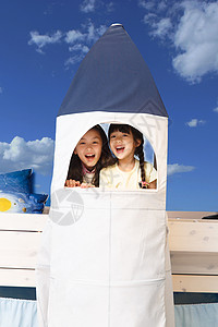 火箭内部可爱的小女孩在玩太空探索背景