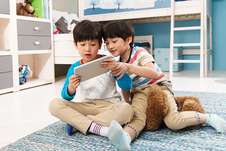 中国上下五千年家庭两个男孩在使用平板电脑背景