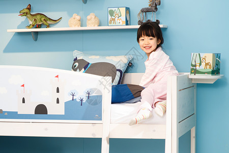 吃惊表情卡通生长可爱的小女孩在床上玩耍背景