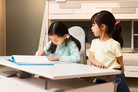 早期阅读快乐健康的生长小女孩在学习背景