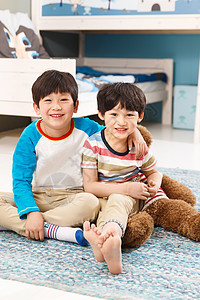 熊壁纸两个男孩坐在卧室的地毯上背景