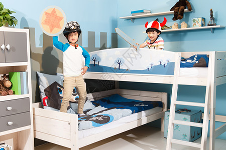 卡通头像男生两个孩子在上下铺床上玩耍背景