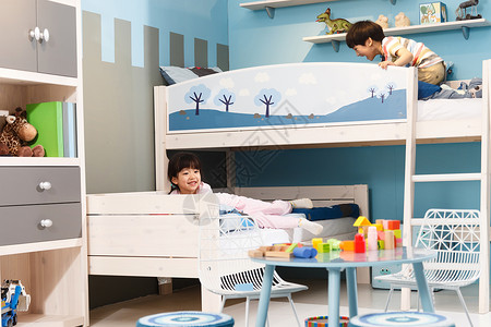 处女座男生卡通两个孩子在上下铺床上玩耍背景