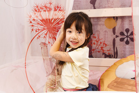 麻花卡通可爱的小女孩在床上玩耍背景
