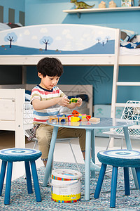 积木壁纸活力可爱的小男孩玩积木背景