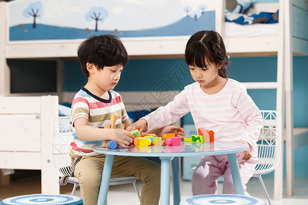 儿童柜子床组合可爱的儿童玩积木背景