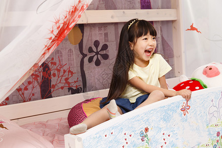 大嘴猴卡通可爱的小女孩在床上玩耍背景