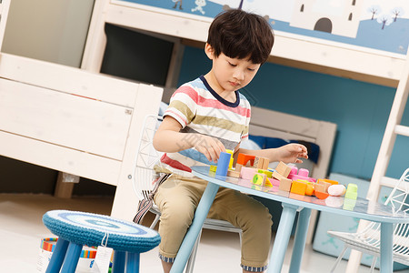 游戏空间自然可爱的小男孩玩积木背景