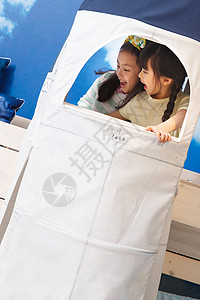 儿童房模型表现积极可爱的小女孩在玩太空探索背景