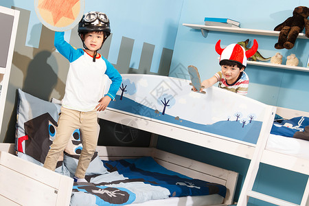 卡通自行车两个孩子在上下铺床上玩耍背景