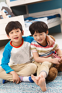 迪熊壁纸两个男孩坐在卧室的地毯上背景