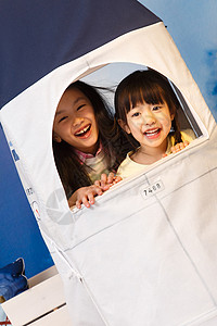 太空女孩可爱的小女孩在玩太空探索背景