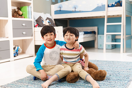 酷巴熊壁纸两个男孩坐在卧室的地毯上背景