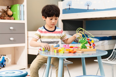 儿童柜子床组合家庭生活幸福床可爱的小男孩玩积木背景