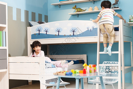 柜子卡通两个孩子在上下铺床上玩耍背景