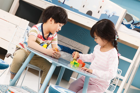 教育早期教育坐着可爱的儿童玩积木高清图片