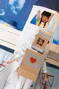 儿童房模型积极健康可爱的小女孩在玩太空探索背景