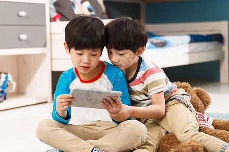 家具活动宣传单两个男孩在使用平板电脑背景