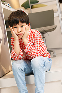 小男孩坐在台阶上图片