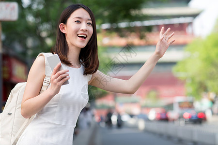 招手的女孩环境市区快乐女孩旅行背景