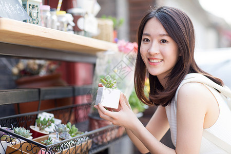 年轻女孩看多肉植物高清图片