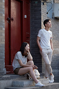 青年情侣坐在门口图片