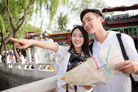北京区域地图青年情侣旅行看地图背景