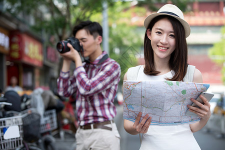 地图北京女人拿着地图旅行背景