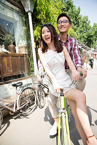 人两个人青年人快乐情侣骑自行车逛街图片