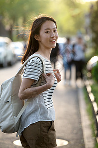 乐趣街道落日快乐的年轻女孩图片