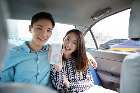 青年情侣在车内拿着手机导航高清图片