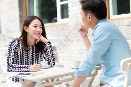 街道女朋友20多岁青年情侣坐在咖啡馆里图片