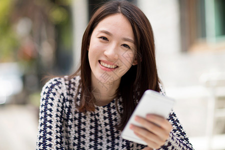 自由交流旅行的年轻女孩背景