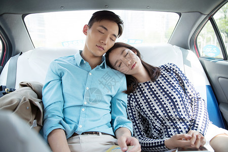 车里情侣素材青年情侣坐在车里睡觉背景