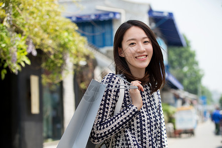 漂亮的年轻女孩逛街图片