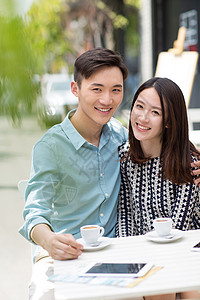 北京咖啡素材休闲装青年情侣坐在咖啡馆里背景