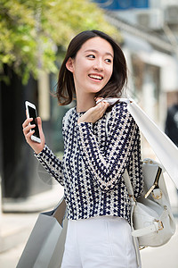 女孩背包出行逛街年轻女孩逛街背景