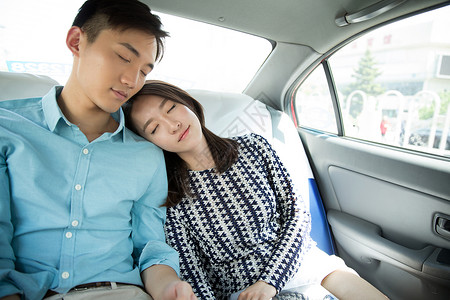 青年情侣坐在车里睡觉背景