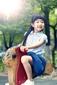 弟弟骑木马童年玩耍天真小女孩骑木马背景
