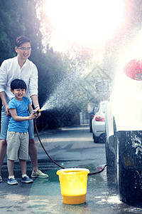 欢乐快乐父子擦洗汽车图片