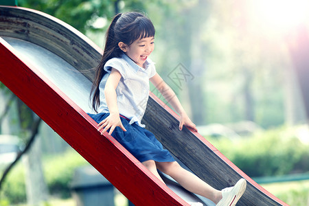 休闲活动小女孩滑滑梯图片