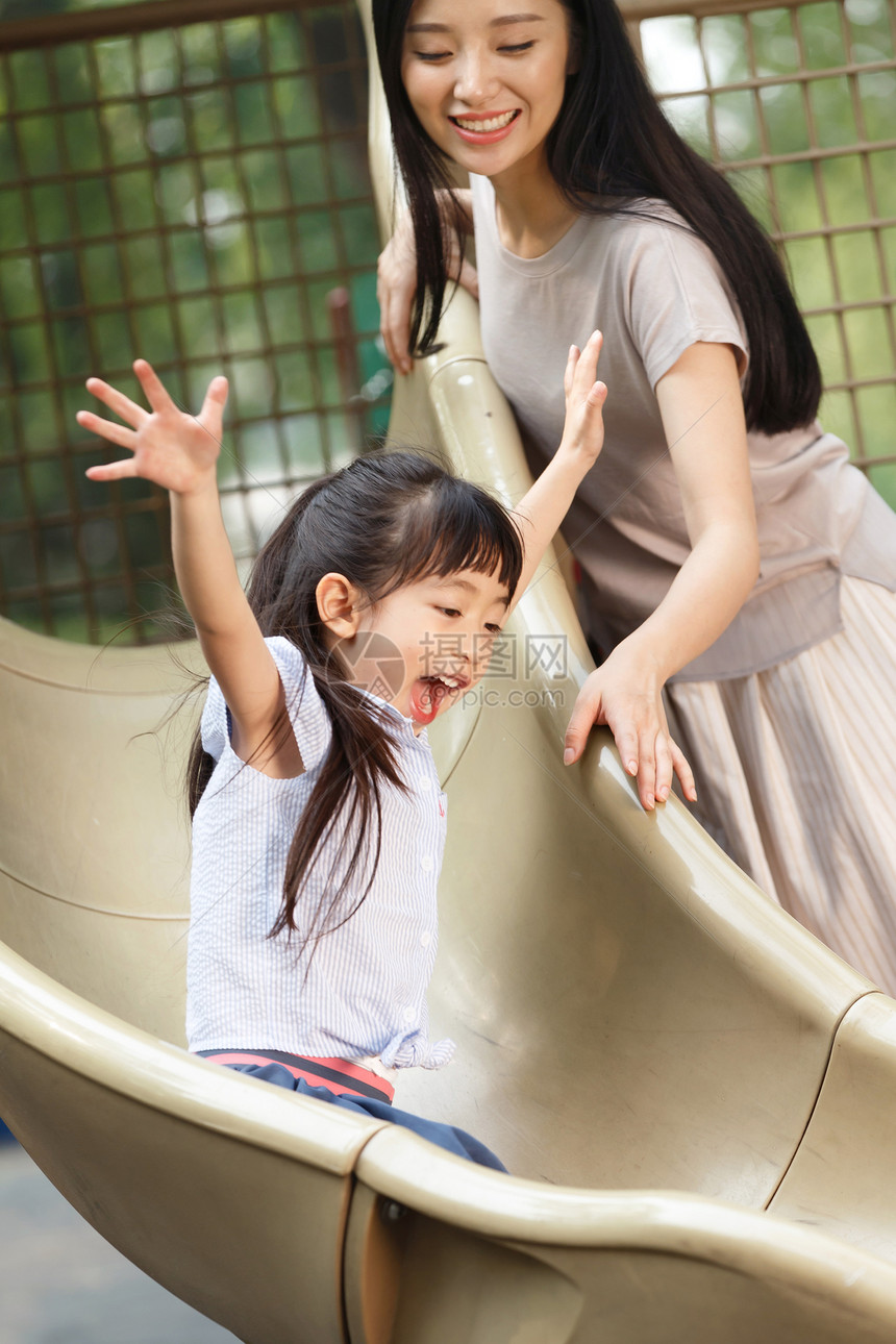 游乐园小女孩滑滑梯图片